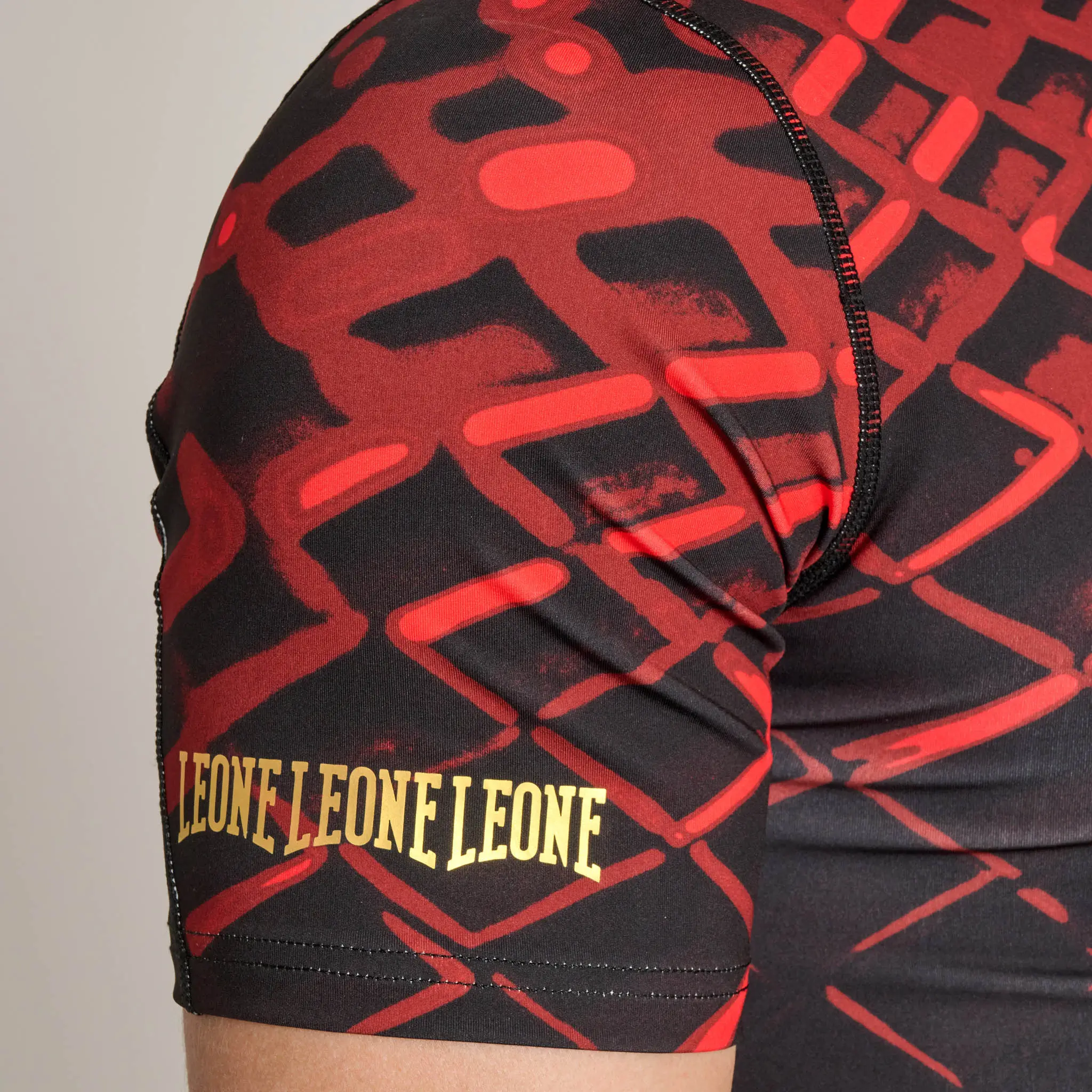 Rashguard manica corta Leone 1947 MMA CAGE Rosso AB971-03 per allenamenti e match di MMA, Grappling e No Gi. T-Shirt a compressione in tessuto tecnico.