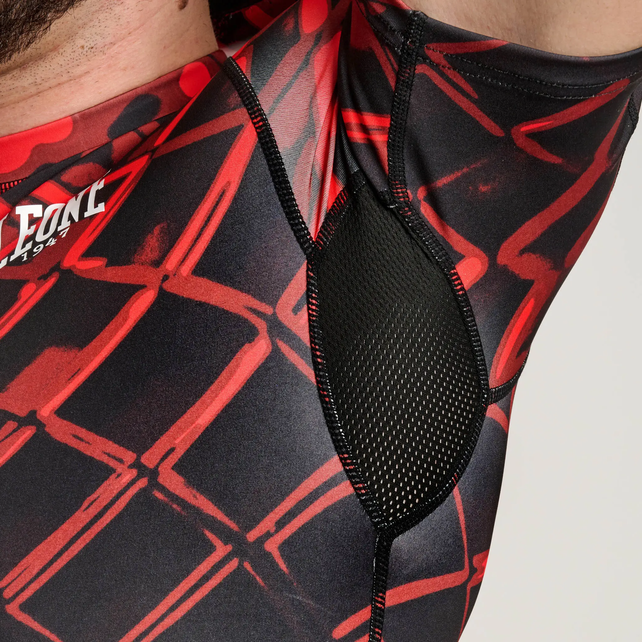 Rashguard manica corta Leone 1947 MMA CAGE Rosso AB971-03 per allenamenti e match di MMA, Grappling e No Gi. T-Shirt a compressione in tessuto tecnico.
