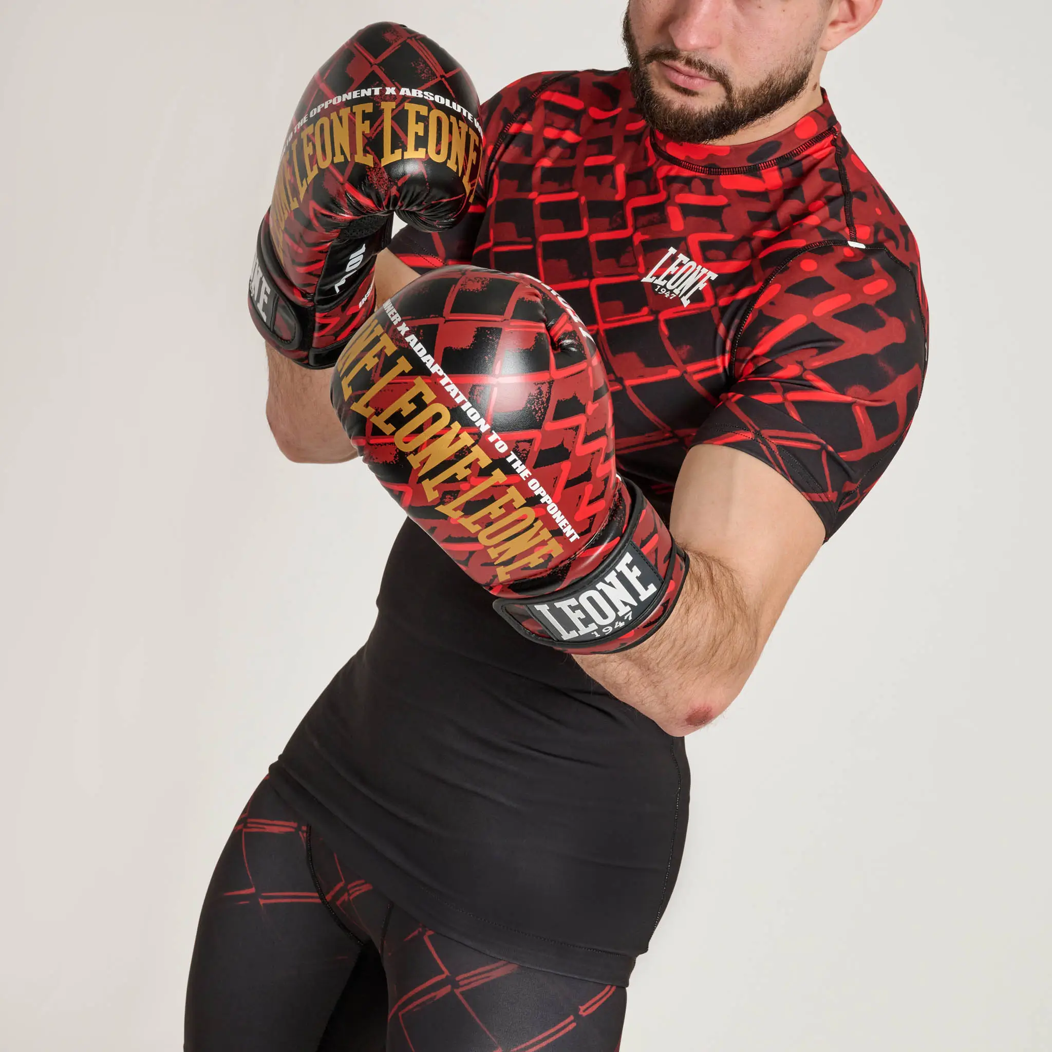 Rashguard manica corta Leone 1947 MMA CAGE Rosso AB971-03 per allenamenti e match di MMA, Grappling e No Gi. T-Shirt a compressione in tessuto tecnico.