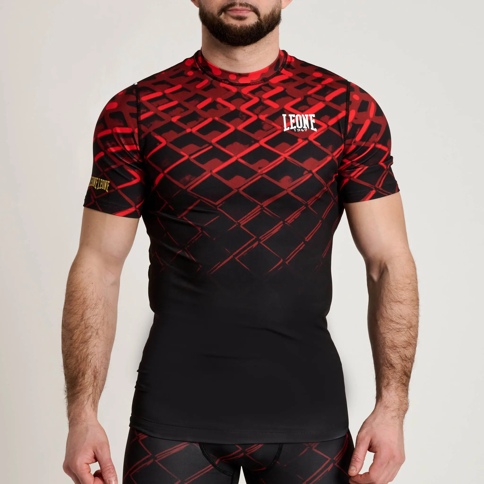 Rashguard manica corta Leone 1947 MMA CAGE Rosso AB971-03 per allenamenti e match di MMA, Grappling e No Gi. T-Shirt a compressione in tessuto tecnico.