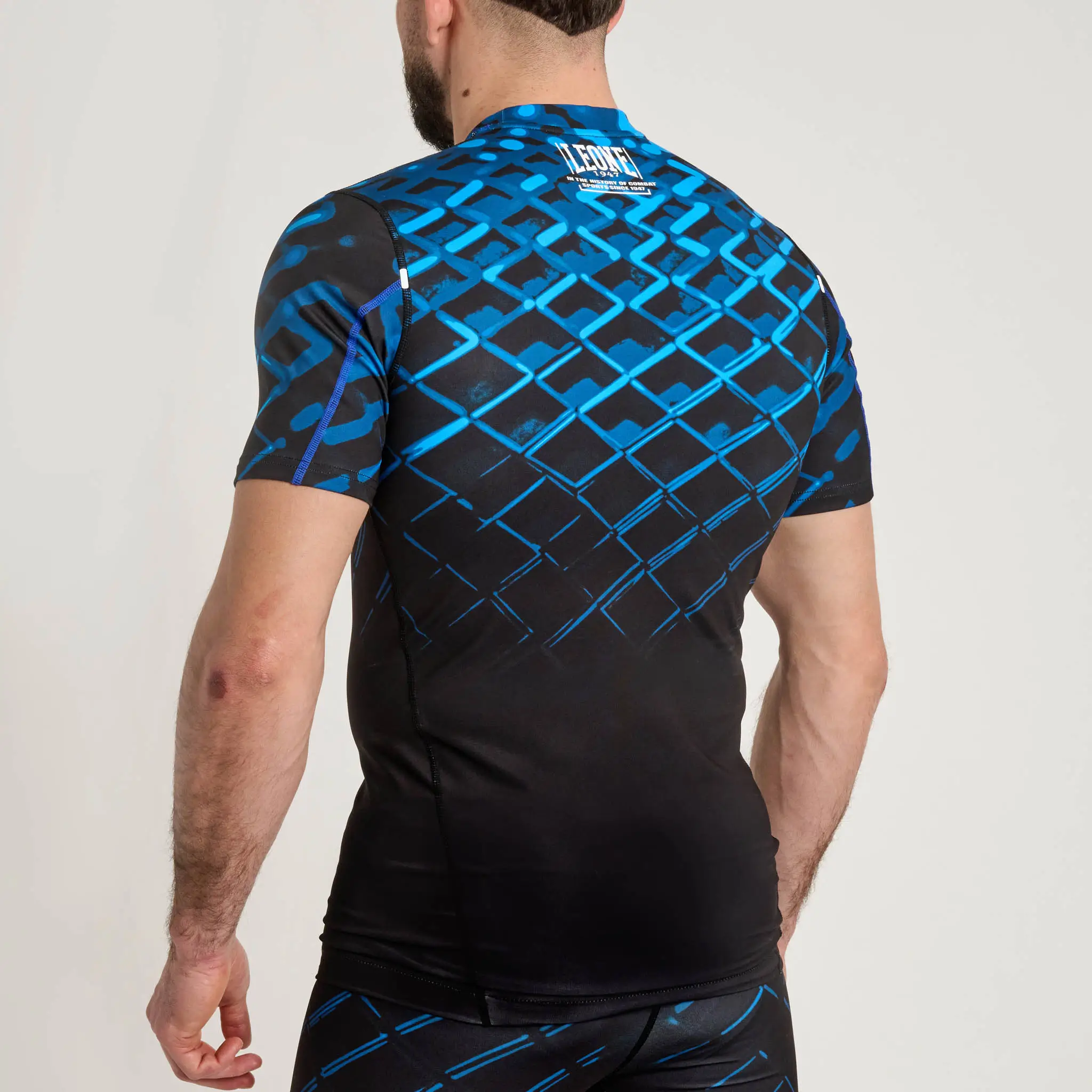 Rashguard manica corta Leone 1947 MMA CAGE Blu AB971-02 per allenamenti e match di MMA, Grappling e No Gi. T-Shirt a compressione in tessuto tecnico.