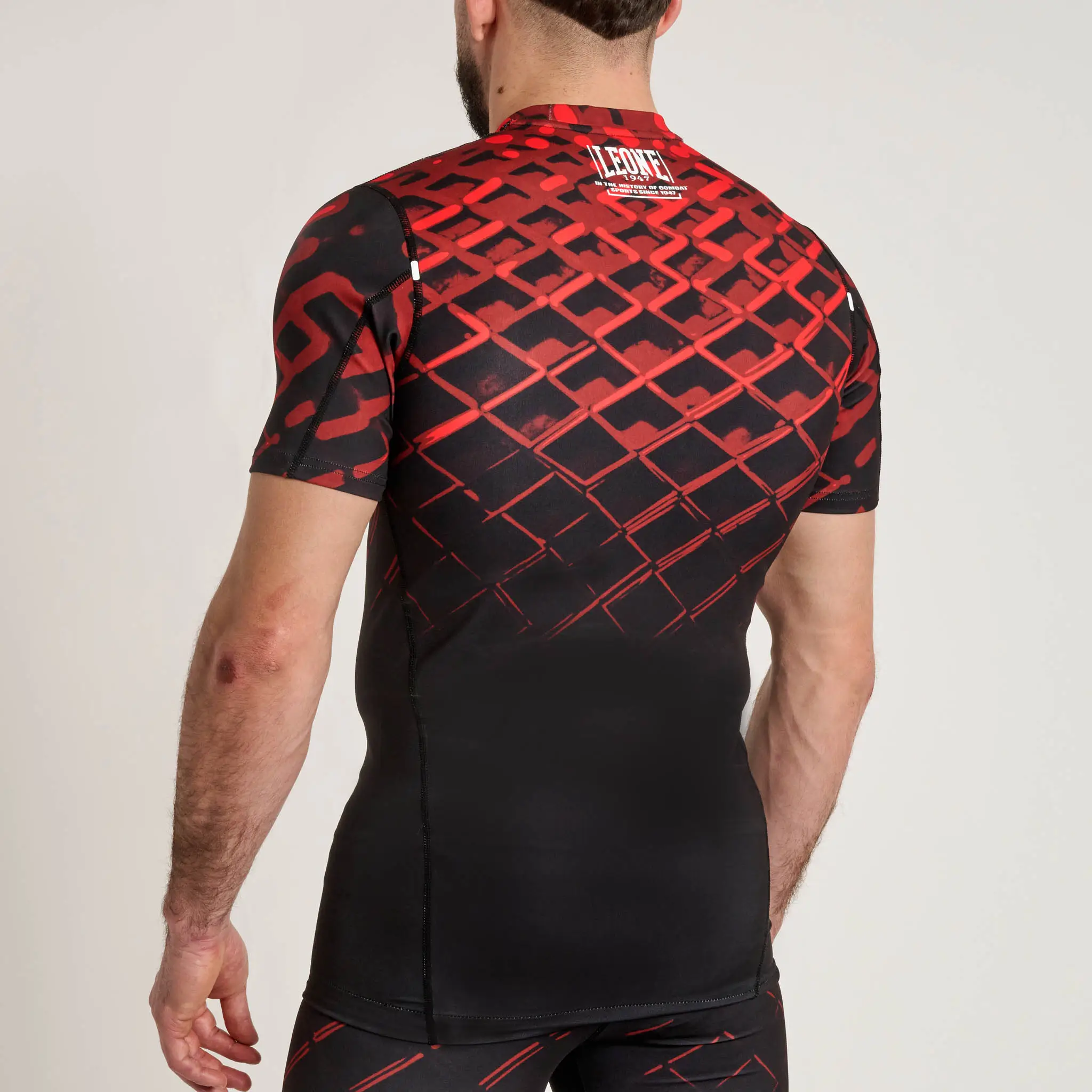 Rashguard manica corta Leone 1947 MMA CAGE Rosso AB971-03 per allenamenti e match di MMA, Grappling e No Gi. T-Shirt a compressione in tessuto tecnico.