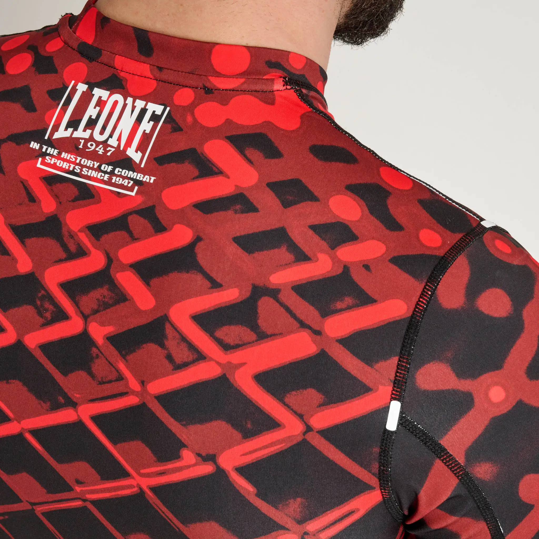 Rashguard manica corta Leone 1947 MMA CAGE Rosso AB971-03 per allenamenti e match di MMA, Grappling e No Gi. T-Shirt a compressione in tessuto tecnico.