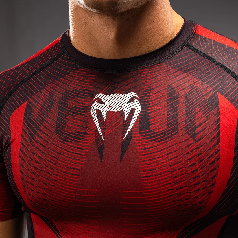 Rashguard manica corta Venum Galactic 3.0 Rosso/Argento/Nero VENUM-06363-701 per MMA, Grappling, No Gi. T-Shirt tecnica aderente per lotta e grappling.