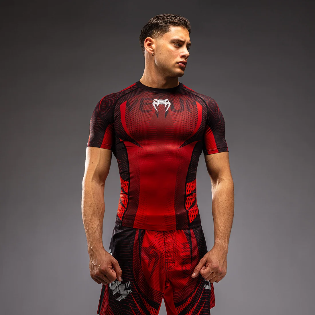 Rashguard manica corta Venum Galactic 3.0 Rosso/Argento/Nero VENUM-06363-701 per MMA, Grappling, No Gi. T-Shirt tecnica aderente per lotta e grappling.